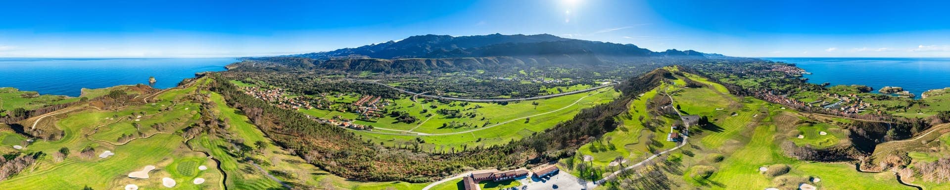 Vista aérea del Campo de Golf de Llanes sobre el altiplano costero