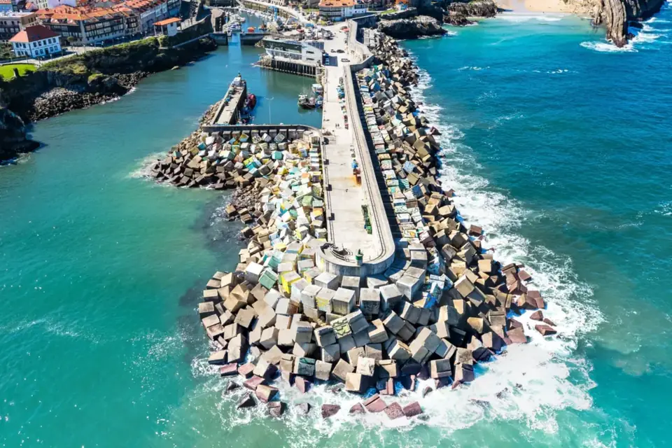 Los Cubos de la Memoria en el espigón del puerto de Llanes