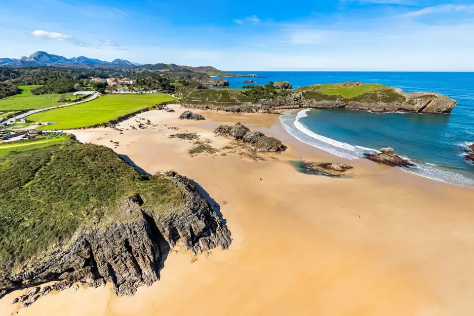 Playa de Borizu con el tómbolo de arena hacia el islote