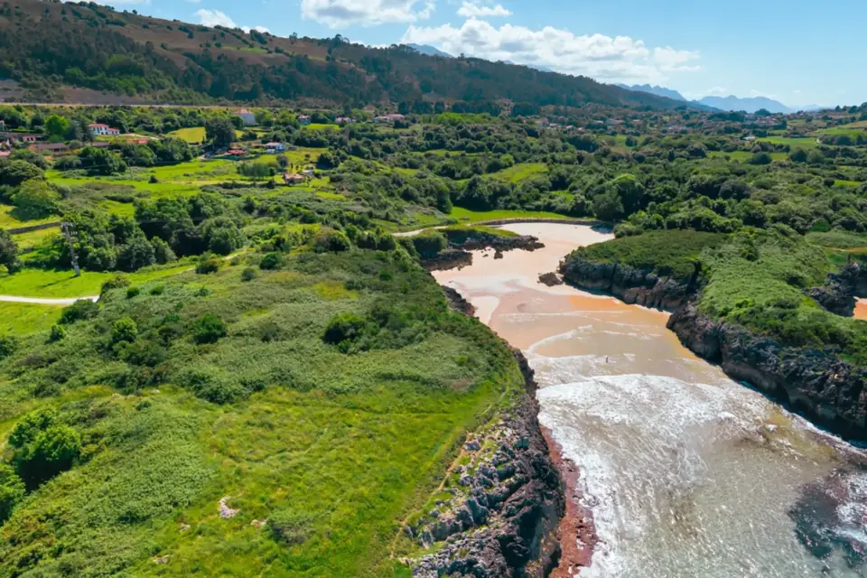 Playa de Buelna, la lengua de arena entre prados y acantilado