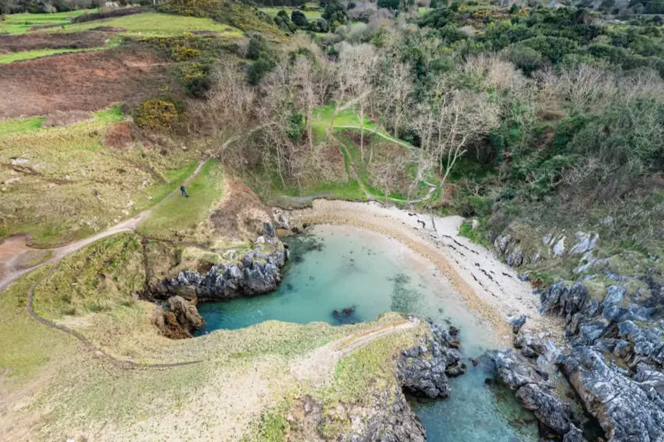 Playa de Cobijeru, la playa interior con su poza de agua de mar