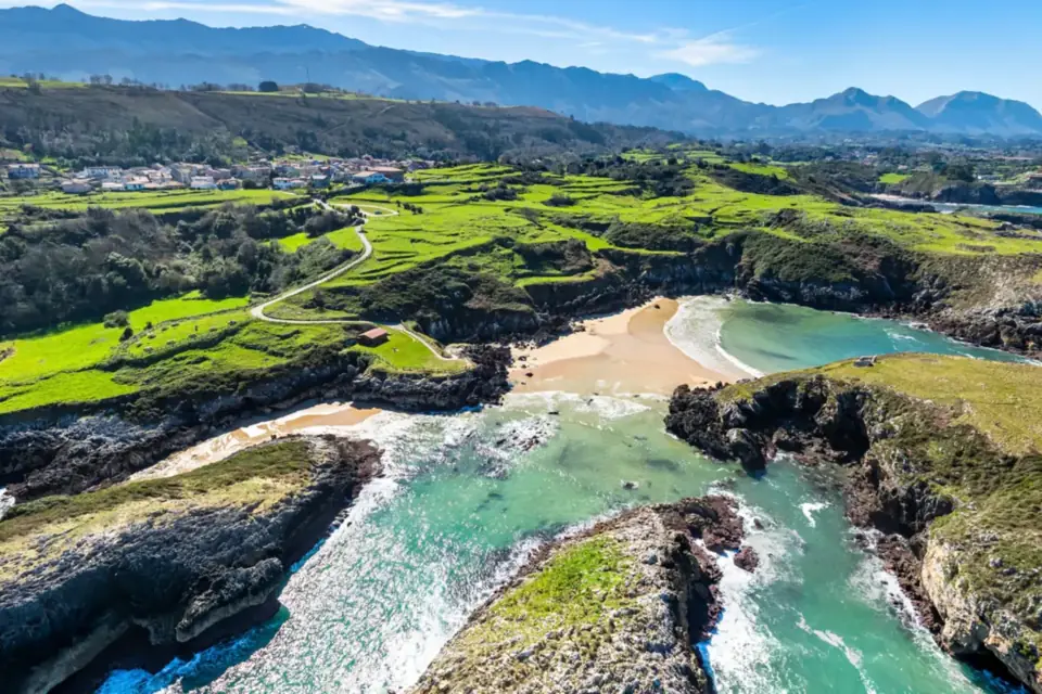 Playa de Cue, entre castros, con calas turquesa y prados