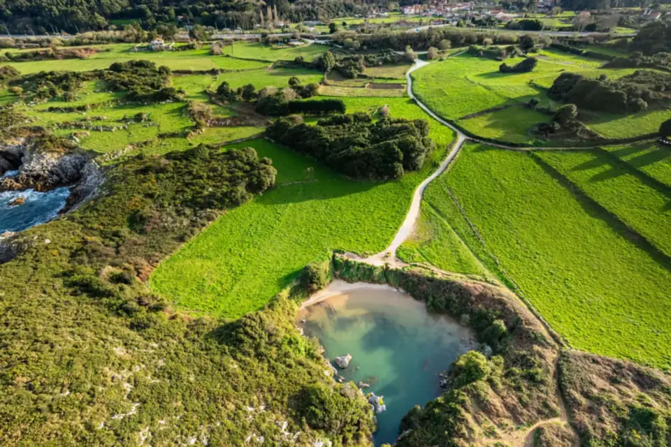 Playa de Gulpiyuri, Llanes, desde el aire
