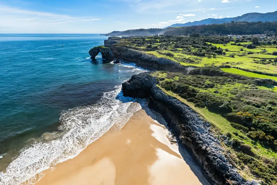 Playa de La Huelga con el arco del Castro de las Gaviotas