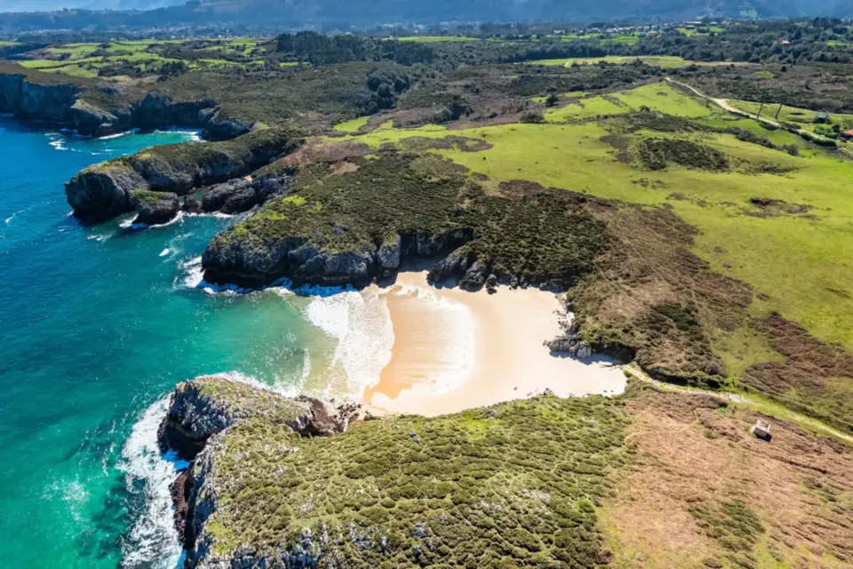 Playa de San Antonio del Mar, la cala de arena blanca entre acantilados