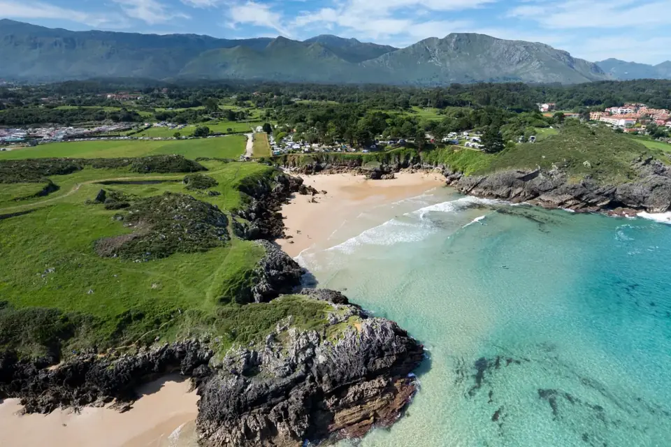 Cala cerrada de agua turquesa en la costa de Llanes, en la zona de Troenzo