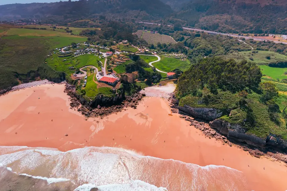 Playa de Vidiago, a los dos lados del promontorio del camping