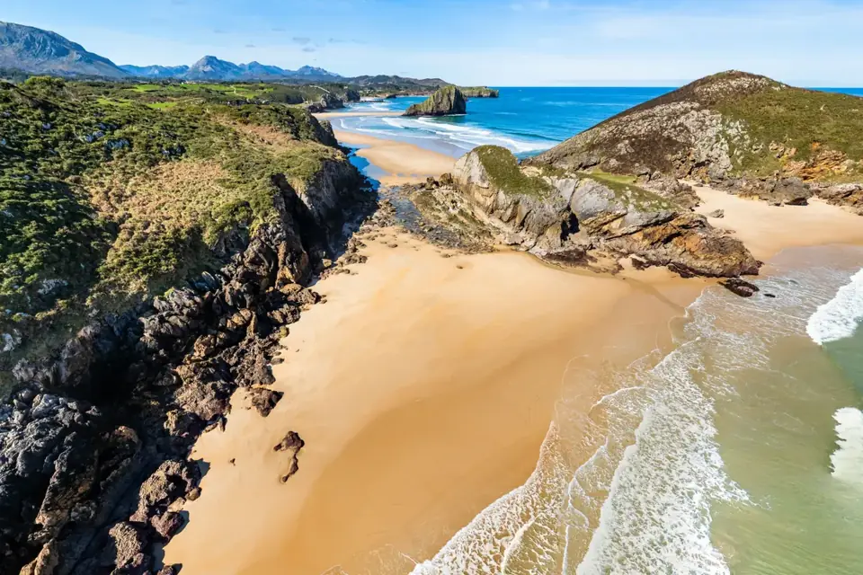 Playa del Portiellu, la franja de arena dorada entre el acantilado y los castros