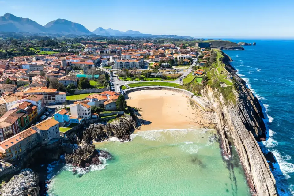El Sablón, la playa urbana de Llanes, con el casco histórico y el paseo de San Pedro