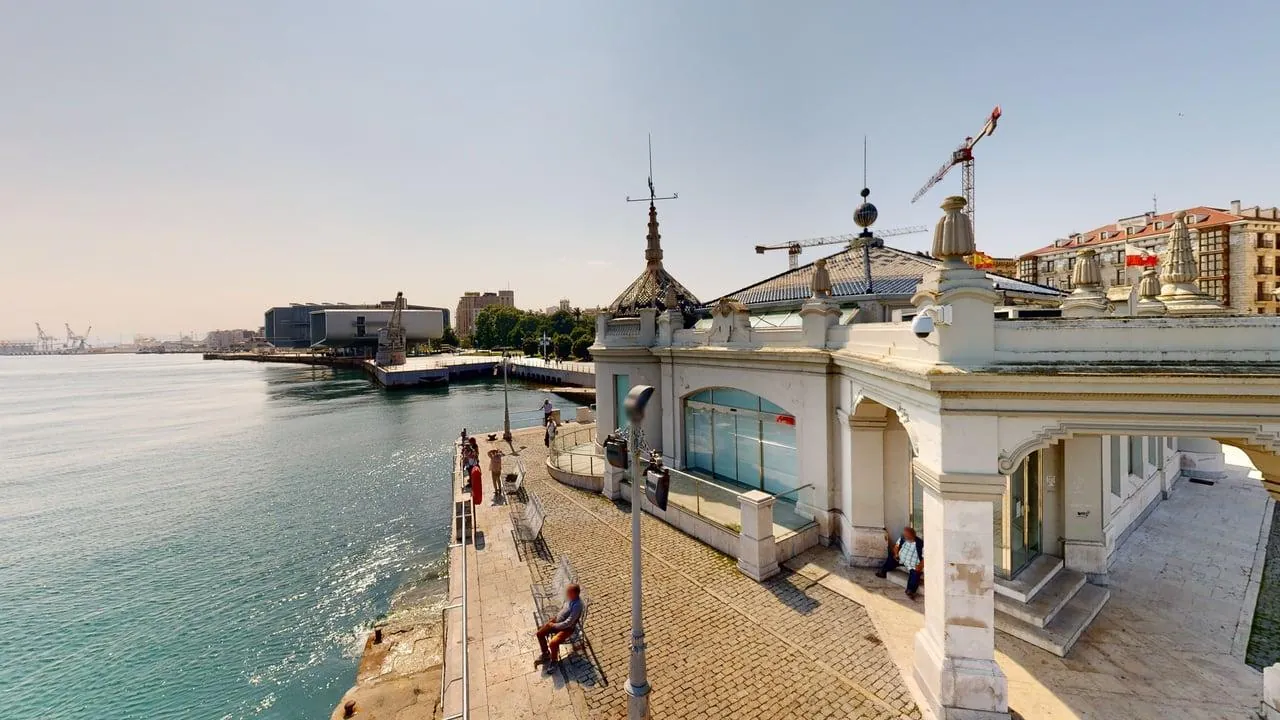 El Palacete del Embarcadero sobre la bahía de Santander