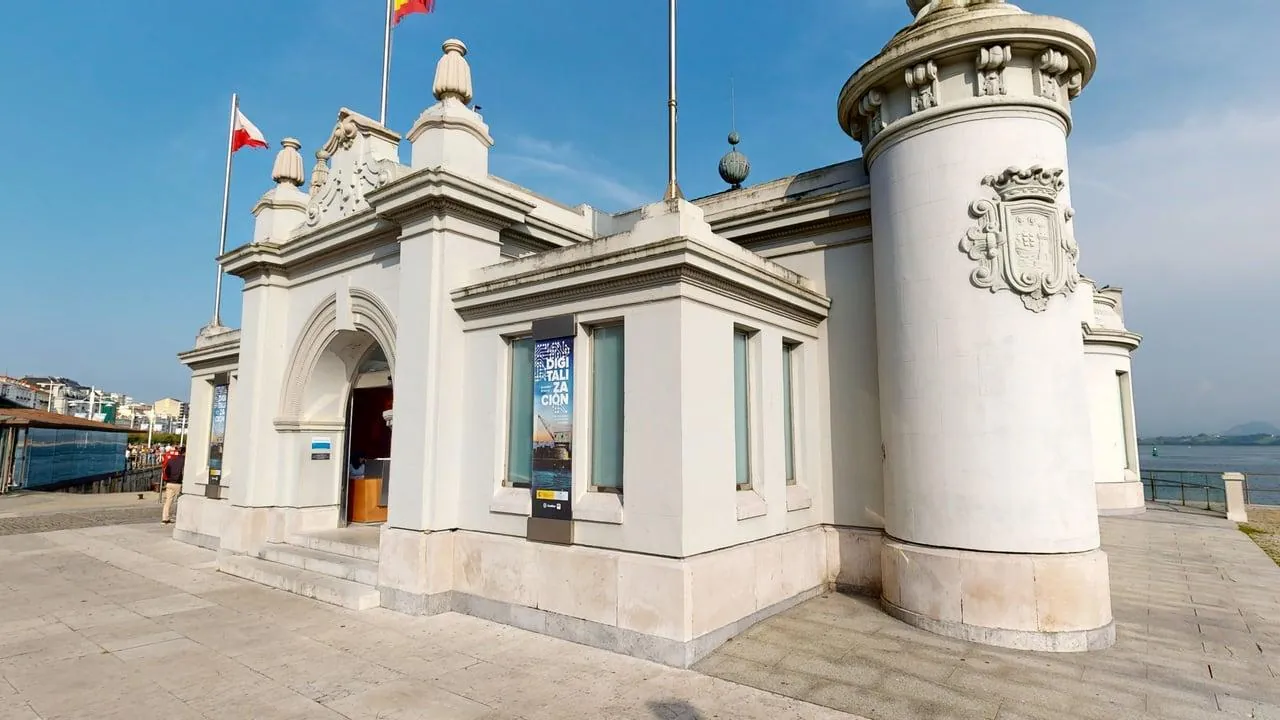 Fachada del Palacete del Embarcadero con el cartel de la exposición