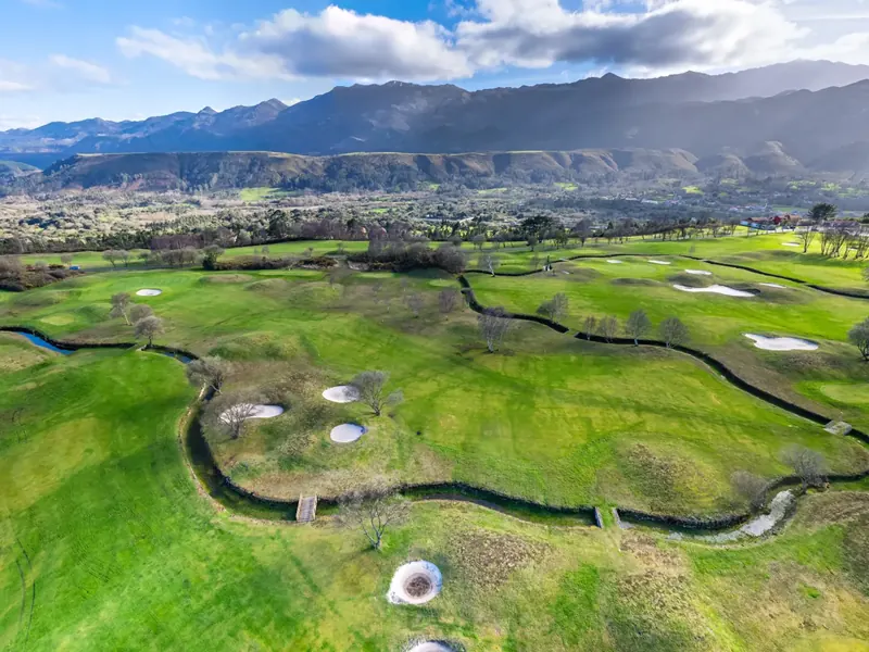Calle del hoyo 4 con sus bunkers y el arroyo, y la sierra del Cuera detrás