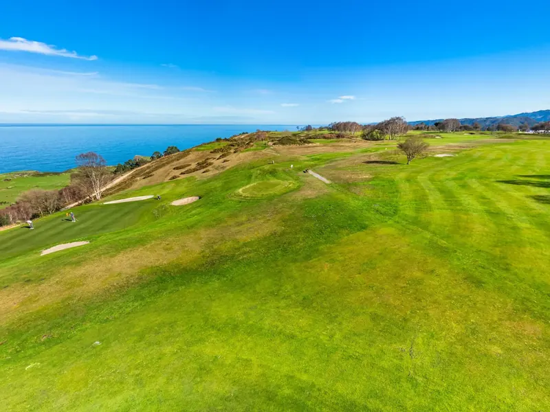 Calles del hoyo 10 del campo de golf de Llanes, con el Cantábrico al fondo