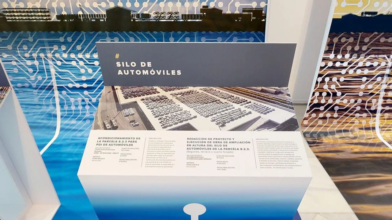 Silo de automóviles del puerto documentado con dron