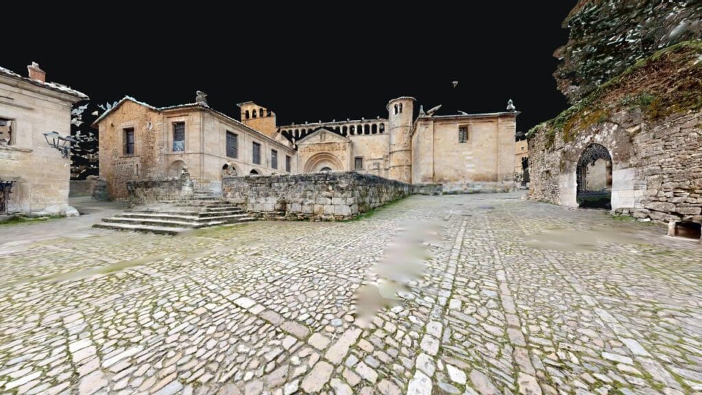 Antigua calle empedrada en una ciudad histórica.
