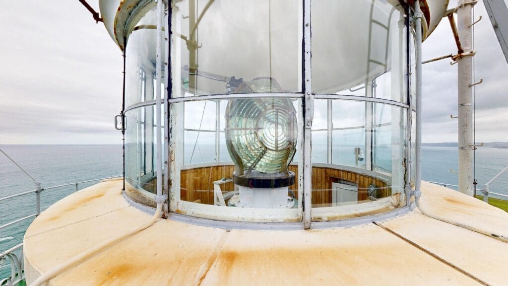 Vela de faro en lighthouse, vista del mar y el cielo nublado, iluminación maritima, señalización marítima, protección en zona costera.