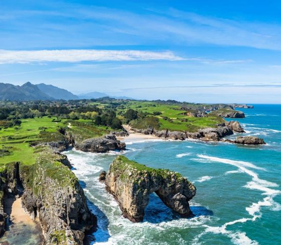 Navegación por las impresionantes costas de Cantabria, con acantilados, playas y montañas en un entorno natural único.