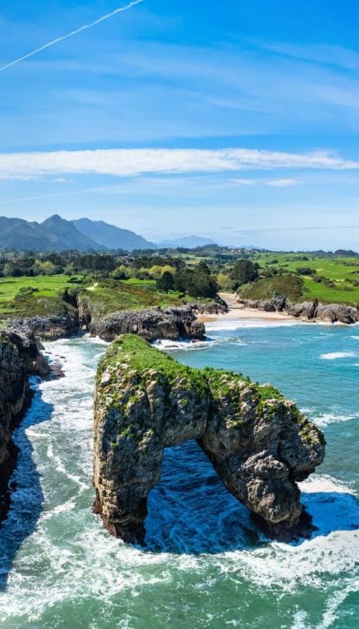 Farallón de piedra en la costa, formación natural del litoral, paisaje marítimo y naturaleza en la imagen.