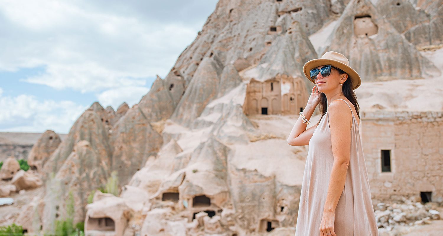 young-woman-on-the-edge-of-canyon-in-cappodocia-TYYWZ6D.jpg young-woman-on-the-edge-of-canyon-in-cappodocia-TYYWZ6D.jpg